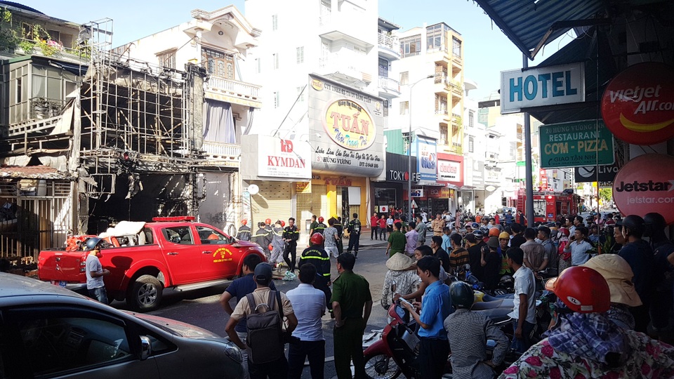 Cháy rụi shop quần áo khu trung tâm Huế giữa trời nóng 40 độ - 11 Cháy rụi shop quần áo khu trung tâm Huế giữa trời nóng 40 độ - 11