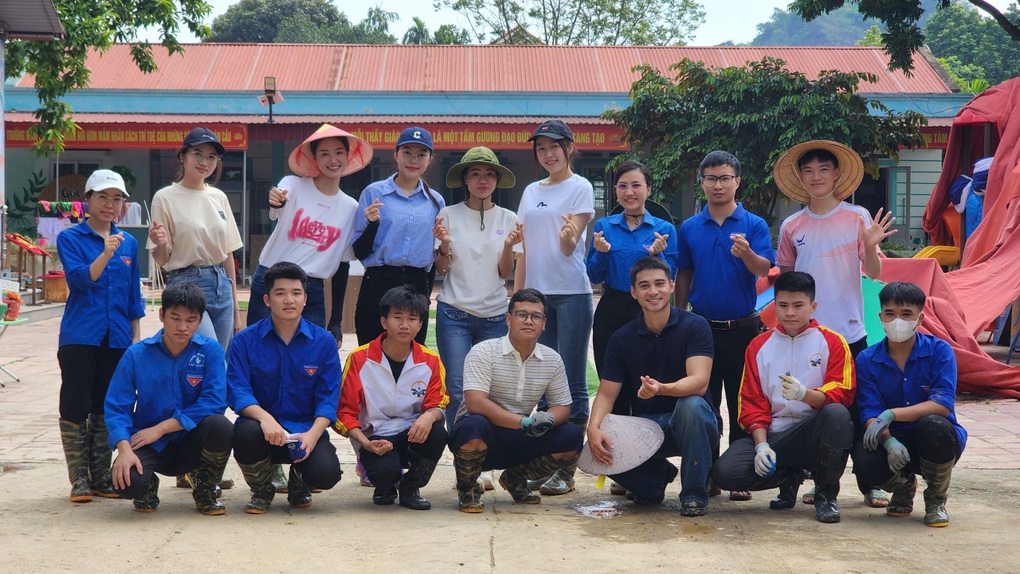 Kiều Duy tật bật chuẩn bị thi quốc tế vẫn xắn tay dọn bùn giúp người dân - 2 Kiều Duy tật bật chuẩn bị thi quốc tế vẫn xắn tay dọn bùn giúp người dân - 2