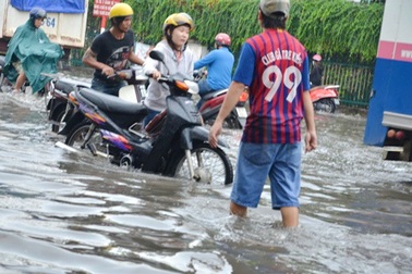 “Đội quân” sửa xe dạo chặn xe hốt bạc