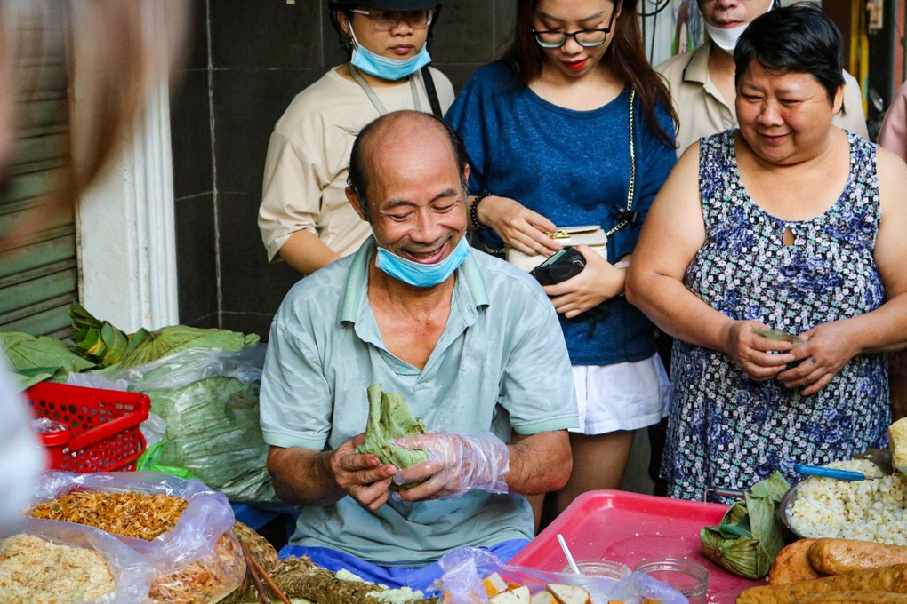 Hàng xôi lá sen đắt khách nhất TPHCM, có tiền cũng khó mua - 4 Hàng xôi lá sen đắt khách nhất TPHCM, có tiền cũng khó mua - 4