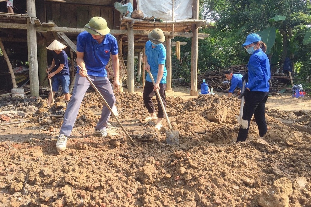 Bà mẹ sinh 10 con trong nhà sàn sắp sập được xây tặng Ngôi nhà Nhân ái - 3 Bà mẹ sinh 10 con trong nhà sàn sắp sập được xây tặng Ngôi nhà Nhân ái - 3