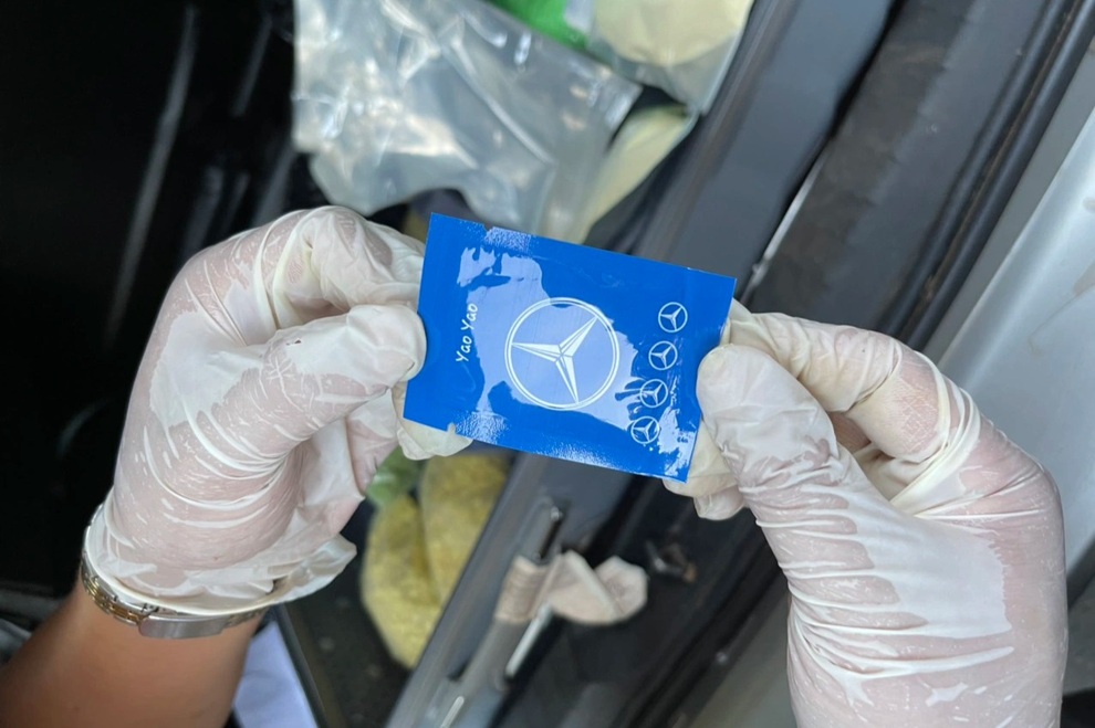 Thu giữ hàng nghìn gói ma túy in logo mercedes - 1 Thu giữ hàng nghìn gói ma túy in logo mercedes - 1