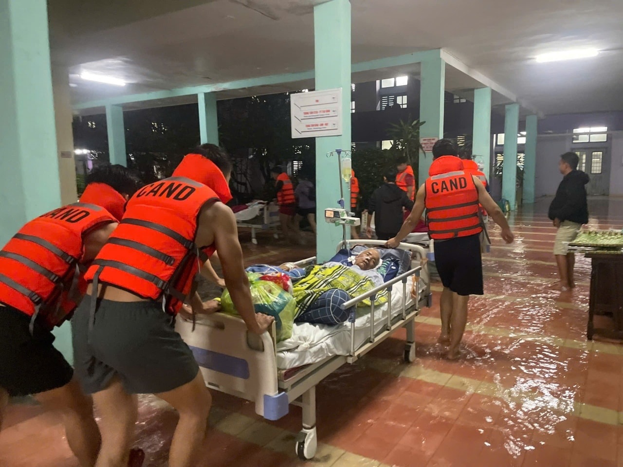 Không kịp trở tay với mưa lớn chưa từng có, người dân Huế lên mạng kêu cứu - 2