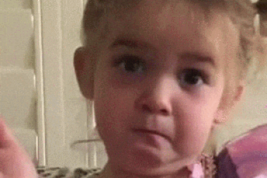 Cư dân mạng “dậy sóng” vì biểu cảm của cô bé 2 tuổi kể xấu chuyện đi nhà trẻ