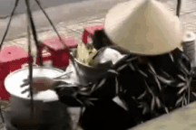 Xác minh vụ người bán hàng rong đổ thức ăn thừa vào nồi để bán lại