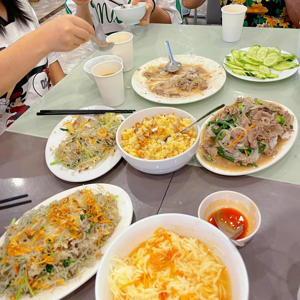 គ្រួសារនៅទីក្រុងហាណូយនាំយកក្តាម ១៥ គីឡូក្រាម និងពងចំនួន ១០០ ដល់ Sam Son - ៣ Gia đình ở Hà Nội mang 15kg cua, 100 quả trứng du lịch Sầm Sơn - 3