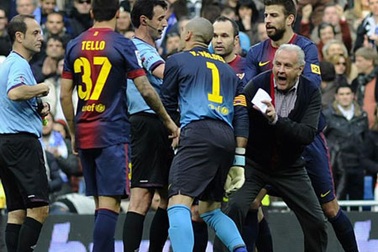 Bị đuổi khỏi sân, Valdes đòi tẩn trọng tài