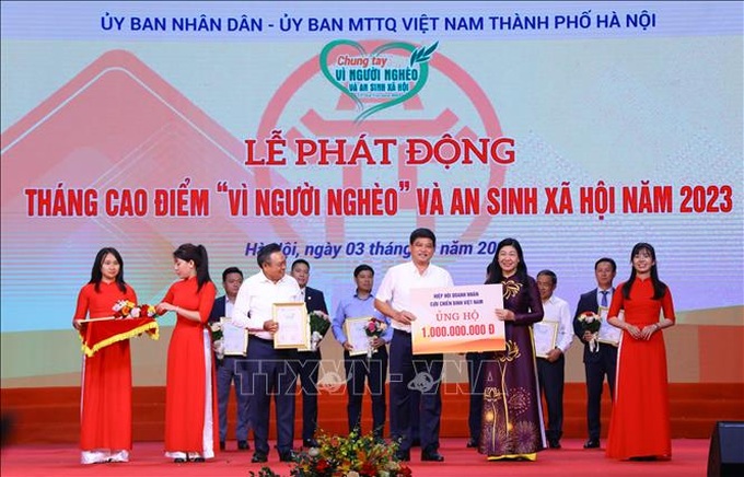 Chủ tịch UBND TP Hà Nội Trần Sỹ Thanh và Chủ tịch Ủy ban MTTQ Việt Nam TP Hà Nội Nguyễn Lan Hương tiếp nhận sự ủng hộ và trao tặng Thư cảm ơn ghi nhận sự ủng hộ của các đơn vị. Ảnh: Văn Điệp/TTXVN