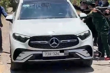 Chặn ô tô Mercedes của nữ chủ tiệm spa, phát hiện nhiều hàng cấm