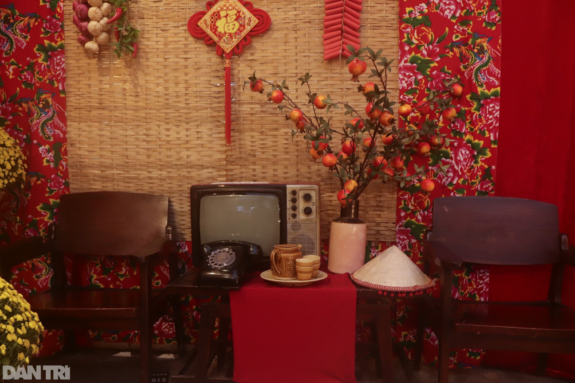 Giới trẻ Sài Gòn vui chơi, chụp hình đón Tết sớm ở quán cà phê - 10 Giới trẻ Sài Gòn vui chơi, chụp hình đón Tết sớm ở quán cà phê - 10