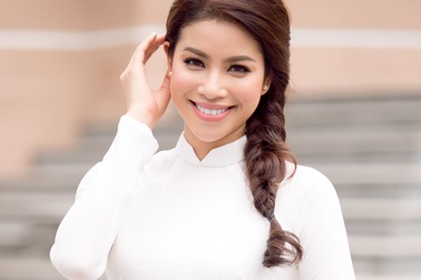 Hoa hậu Phạm Hương tinh khôi với áo dài trắng