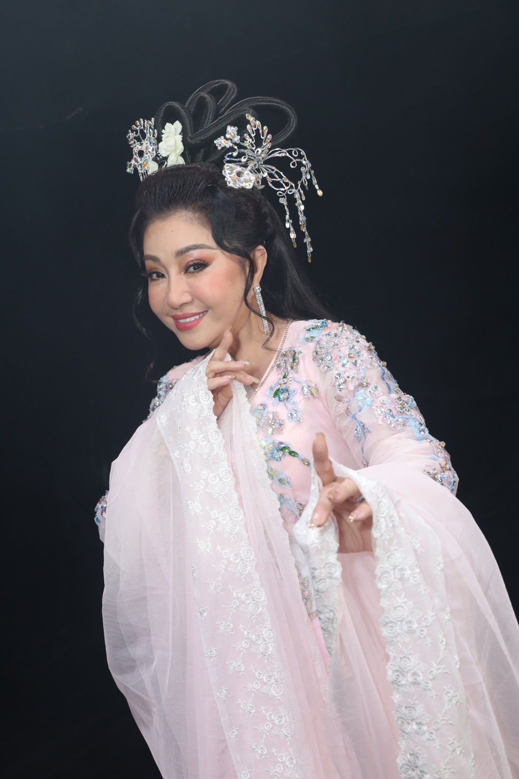 NSƯT Thoại Mỹ tiết lộ về sức khỏe, lý do lần đầu kết hợp với ca sĩ trẻ - 1 NSƯT Thoại Mỹ tiết lộ về sức khỏe, lý do lần đầu kết hợp với ca sĩ trẻ - 1