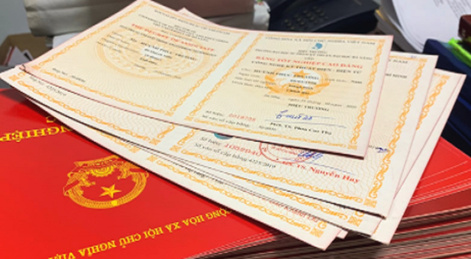 Phá đường dây làm văn bằng giả: Phát hiện nhiều cán bộ “đặt hàng” - 2 Phá đường dây làm văn bằng giả: Phát hiện nhiều cán bộ “đặt hàng” - 2
