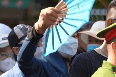 Người dân xếp hàng dài chờ vào chiêm bái xá lợi Bồ tát Thích Quảng Đức