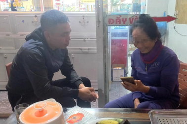 Hành động lạ của vị khách khiến chủ tiệm vàng âm thầm báo tin công an