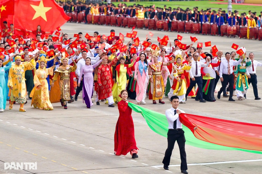 Hoàng Thùy Linh chỉnh động tác cho Đen Vâu, lần đầu thân mật giữa đám đông - 2 Hoàng Thùy Linh chỉnh động tác cho Đen Vâu, lần đầu thân mật giữa đám đông - 2