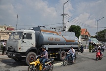 Xe bồn chở xăng cháy do dính tàn thuốc lá