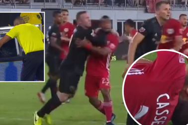 Wayne Rooney lĩnh hậu quả nặng nề vì thúc cùi chỏ đối thủ