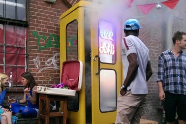 Câu lạc bộ đêm nằm gọn trong... bốt điện thoại