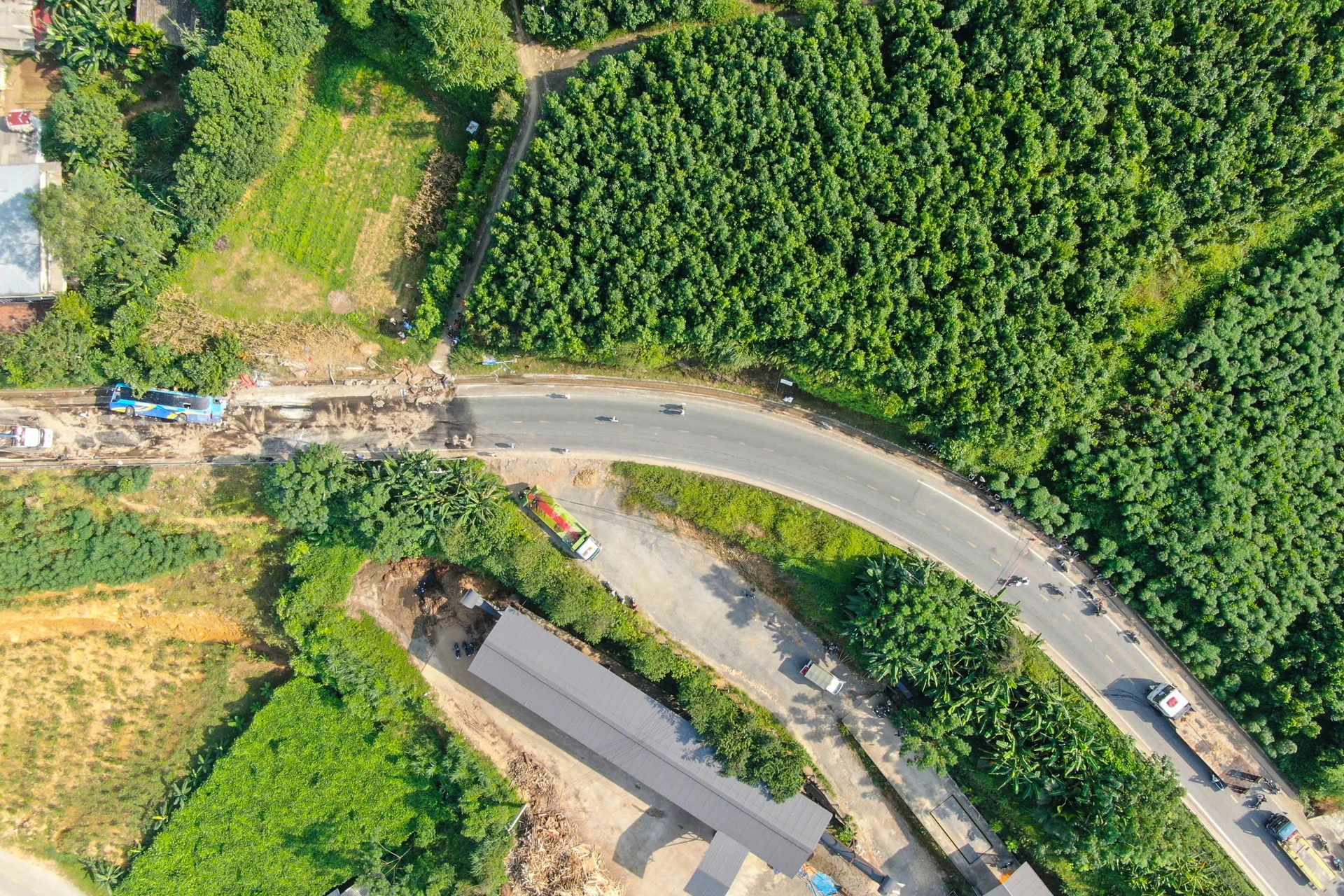 Hiện trường vụ tai nạn khiến 3 người chết, 19 người bị thương ở Lào Cai - 9 Hiện trường vụ tai nạn khiến 3 người chết, 19 người bị thương ở Lào Cai - 9