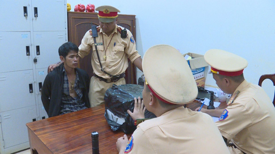 Bắt giữ 7.000 gói thuốc lá lậu đang trên đường đi tiêu thụ - 2