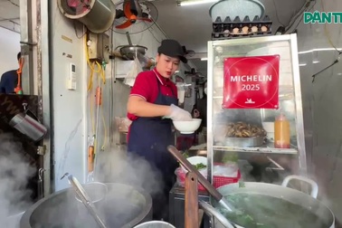 Quán bún cá ở Hà Nội bất ngờ lọt danh sách Michelin, chủ tưởng bị lừa đảo