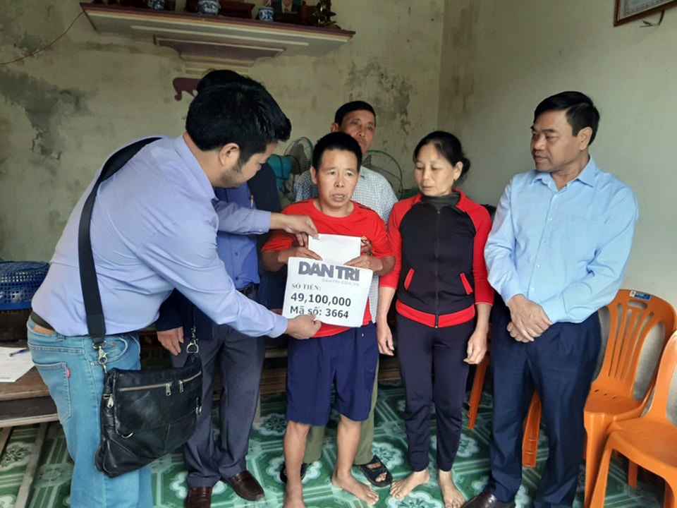 Chị bật khóc khi 2 em ruột khốn cùng được bạn đọc Dân trí dành niềm thương - 4 Chị bật khóc khi 2 em ruột khốn cùng được bạn đọc Dân trí dành niềm thương - 4