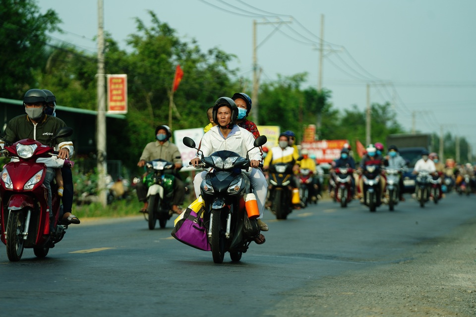 Dòng xe lấn tuyến dài bất tận biến quốc lộ thành đường một chiều - 14