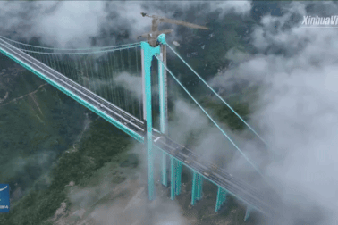 Đoàn 96 xe tải nặng 3.360 tấn đi qua cầu cao nhất thế giới ở Trung Quốc