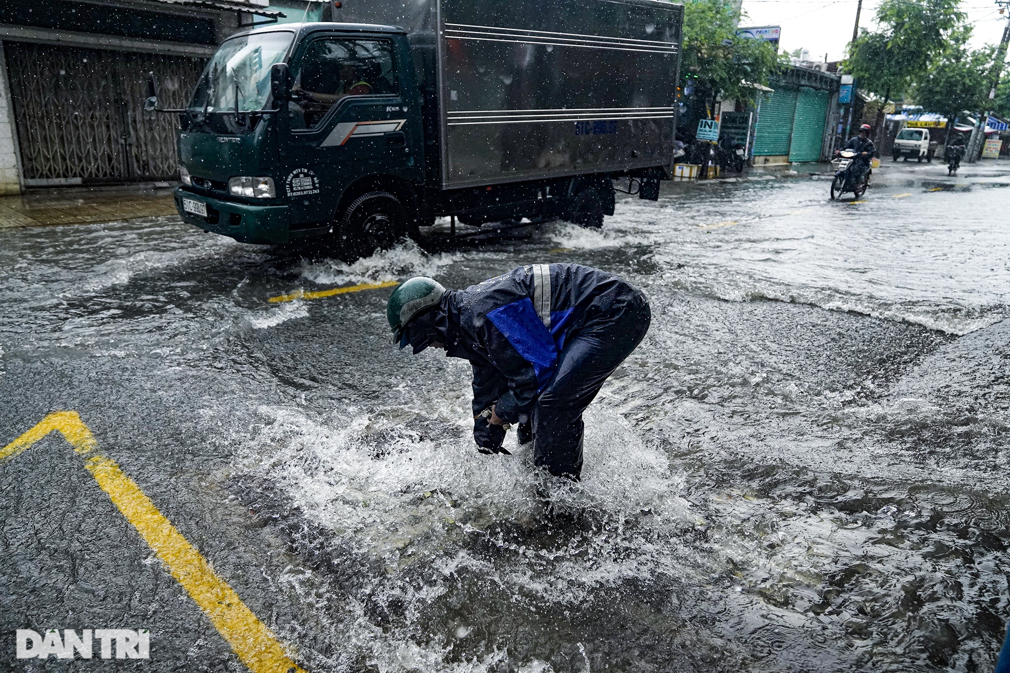 Kinh hoàng con hẻm giữa Sài Gòn, cứ mưa là nước chảy vào nhà như thác lũ - 13 Kinh hoàng con hẻm giữa Sài Gòn, cứ mưa là nước chảy vào nhà như thác lũ - 13