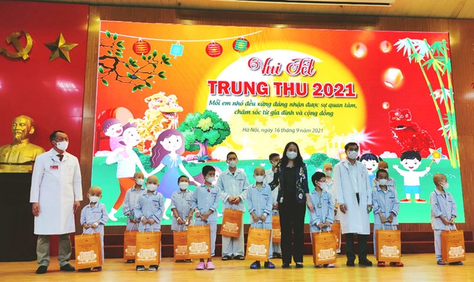 Phó Chủ tịch nước Võ Thị Ánh Xuân cùng đại diện lãnh đạo Bộ Y tế, Viện Huyết học - Truyền máu Trung ương trao quà tặng các bệnh nhi nhân dịp Tết Trung thu 2021.