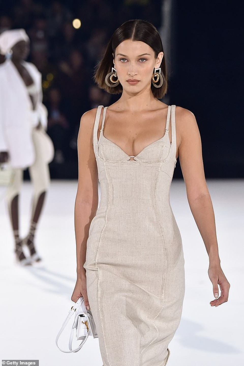 Chị em Hadid nổi bật tại tuần lễ thời trang Paris - 6 Chị em Hadid nổi bật tại tuần lễ thời trang Paris - 6