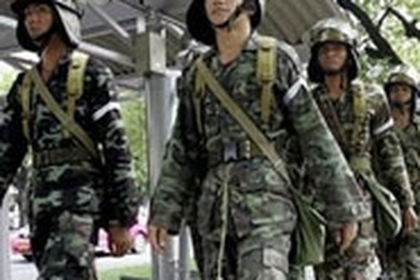 Thái Lan triển khai quân đội trên đường phố Bangkok