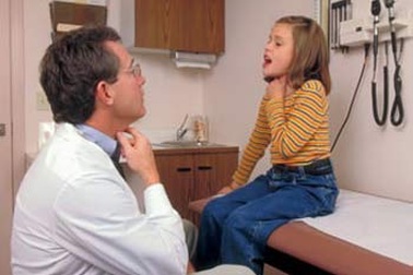 Đừng chủ quan khi bé khò khè, khản tiếng