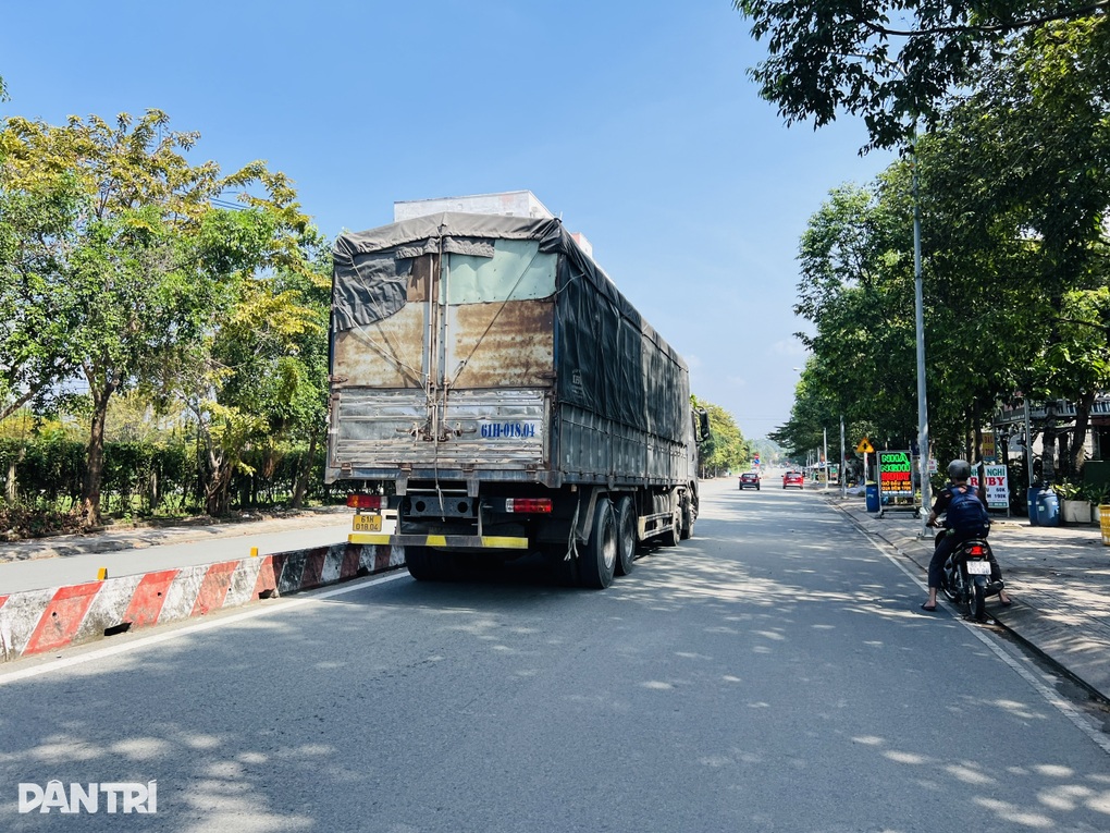 Xe tải tràn vào Đại học Quốc gia TPHCM, người dân thấp thỏm - 4 Xe tải tràn vào Đại học Quốc gia TPHCM, người dân thấp thỏm - 4
