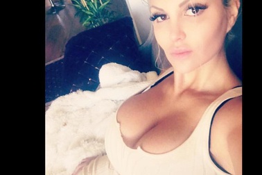 Choáng với vòng một ngoại cỡ của người đẹp Đức