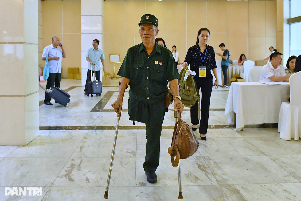 Cái ôm thật chặt của những người vào sinh ra tử để đất nước bình yên - 3