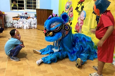 Mang trung thu đến với học sinh vùng cao Quảng Nam