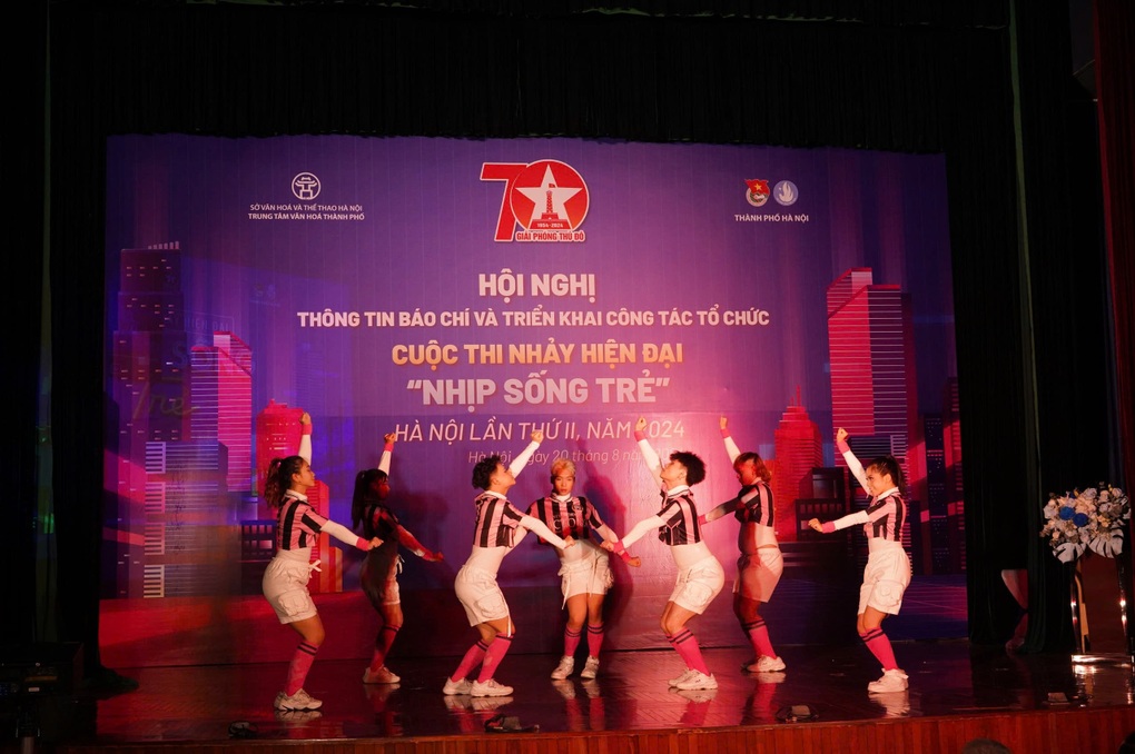 Cuộc thi nhảy Nhịp sống trẻ được trao giải tại phố đi bộ hồ Gươm - 2 Cuộc thi nhảy Nhịp sống trẻ được trao giải tại phố đi bộ hồ Gươm - 2