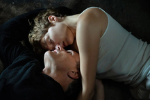 Kristen Stewart nói gì khi khán giả rời rạp vì cảnh cắt ghép cơ thể người?