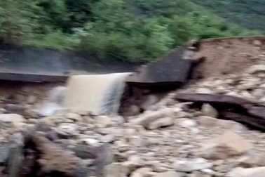 Nhà dân ở Nha Trang tan hoang vì kênh thoát lũ vỡ trong đêm