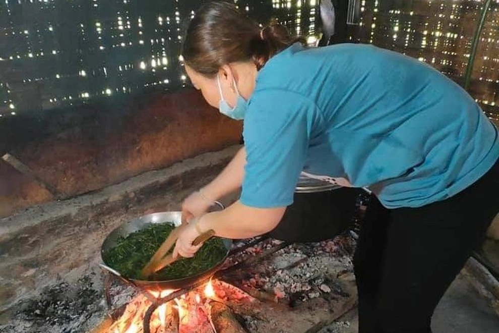 Người dân nghèo biên giới lên rừng hái sản vật ủng hộ khu cách ly - 7 Người dân nghèo biên giới lên rừng hái sản vật ủng hộ khu cách ly - 7