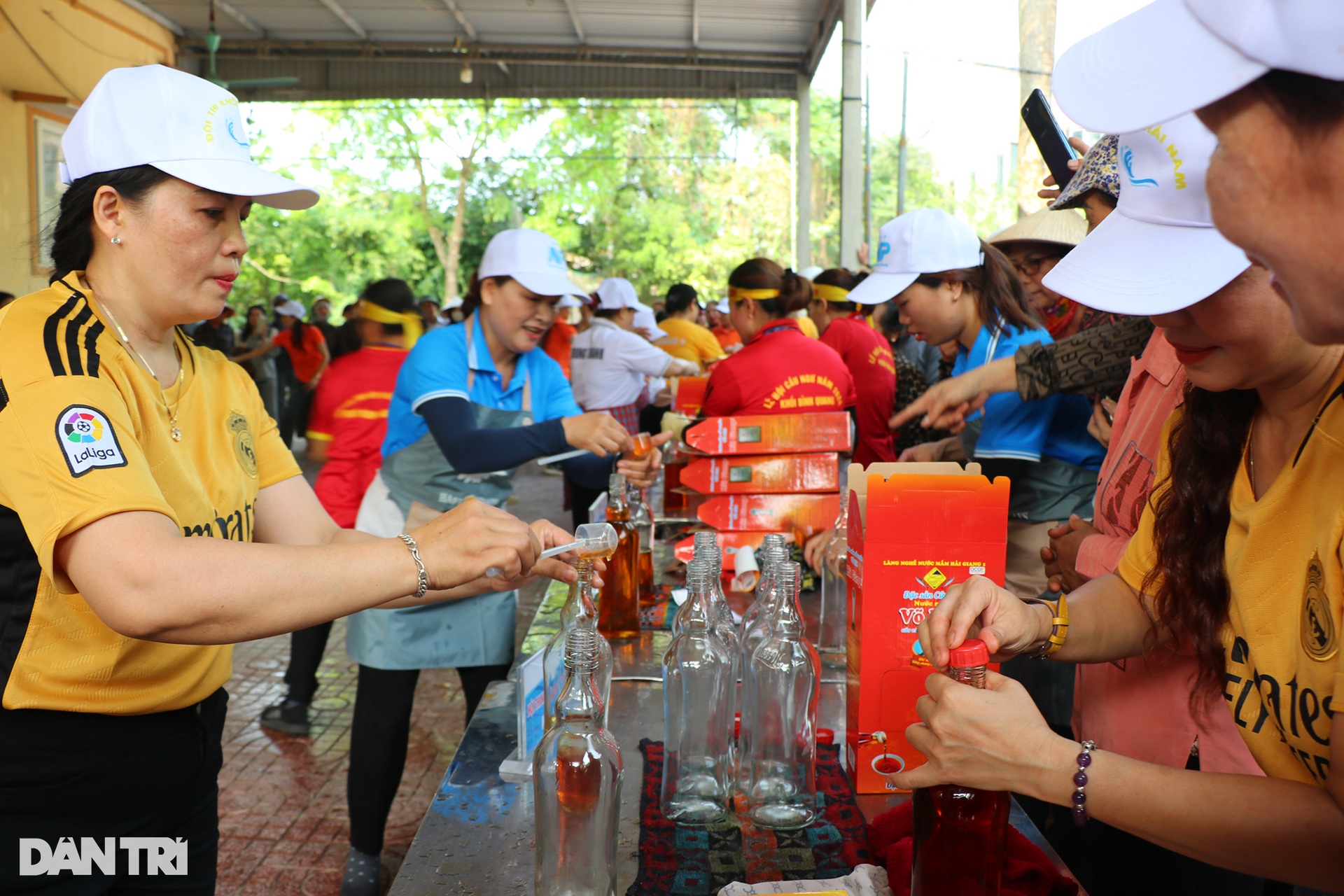 Người đàn ông quyết tranh tài với chị em trong cuộc thi... rót nước mắm - 3