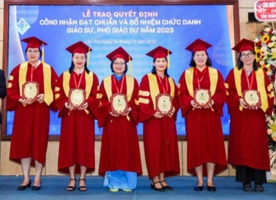 Universitatea din Vest are cei mai mulți profesori și conferențiari noi din țară - 1 Trường đại học ở miền Tây có nhiều tân giáo sư, phó giáo sư nhất cả nước - 1
