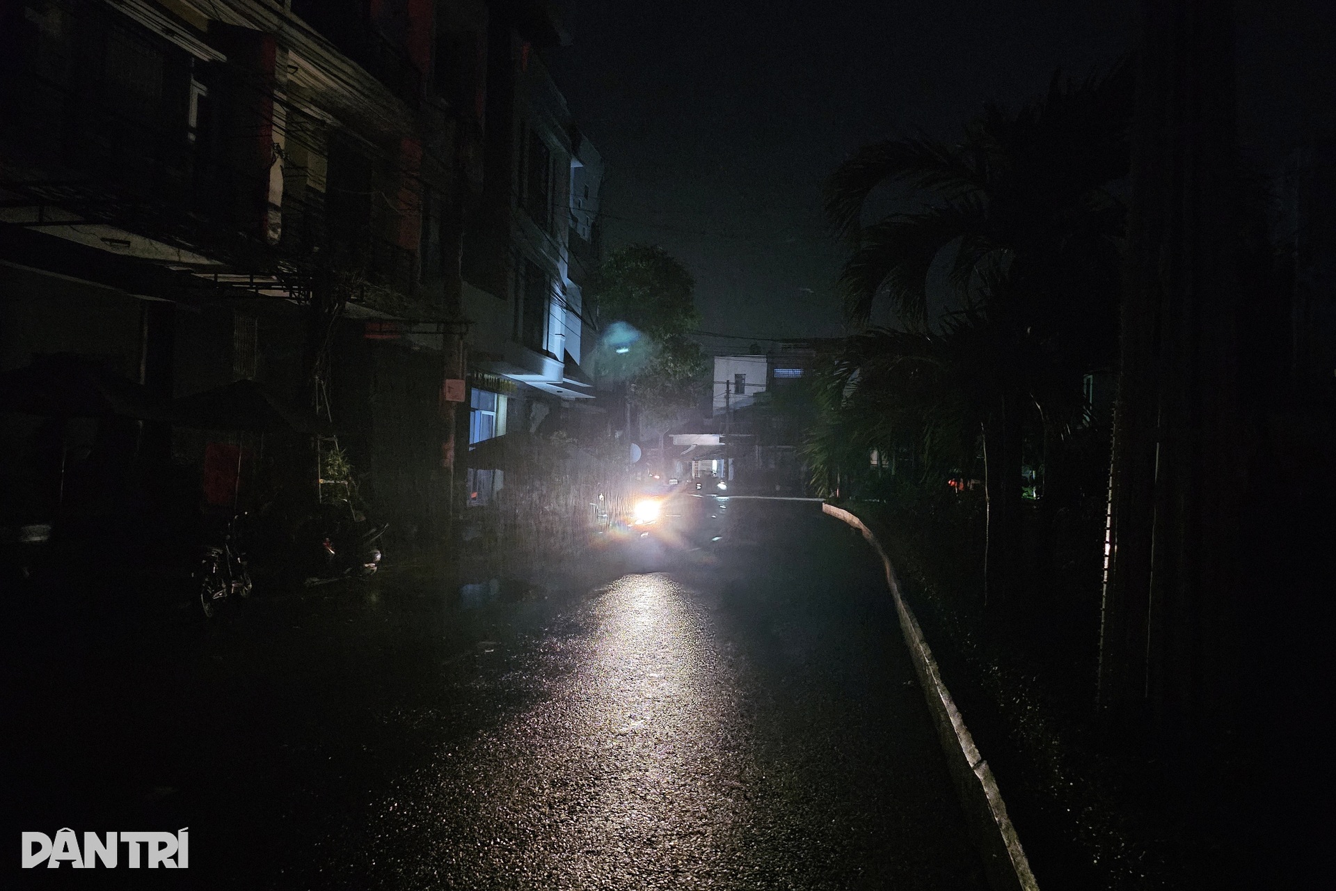 Nhiều nơi chìm trong bóng đêm, những gương mặt thất thần bên ánh đèn le lói - 4 Nhiều nơi chìm trong bóng đêm, những gương mặt thất thần bên ánh đèn le lói - 4