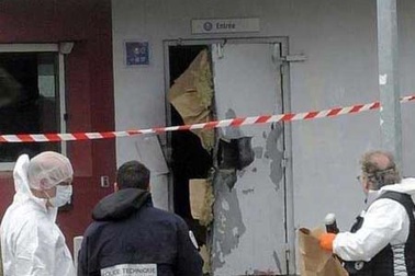 Pháp: Dùng thuốc nổ phá cửa vượt ngục như phim