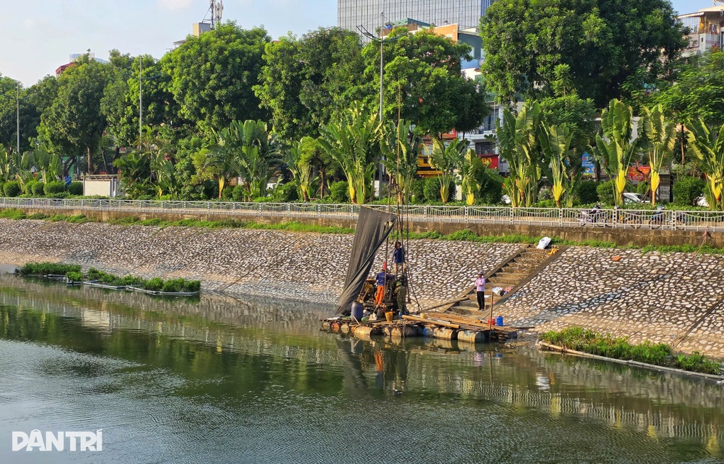 Hà Nội trang trí chậu hoa che ống dẫn nước, lắp máy sục khí ở sông Tô Lịch - 3 Hà Nội trang trí chậu hoa che ống dẫn nước, lắp máy sục khí ở sông Tô Lịch - 3