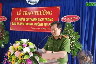 Công an Bạc Liêu khen thưởng công dân bắt trộm.