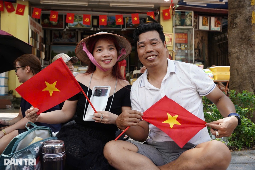 Cuộc chiến giữ chỗ xem diễu binh: Đội nắng, trải bạt, cắm chốt xuyên trưa - 6 Cuộc chiến giữ chỗ xem diễu binh: Đội nắng, trải bạt, cắm chốt xuyên trưa - 6