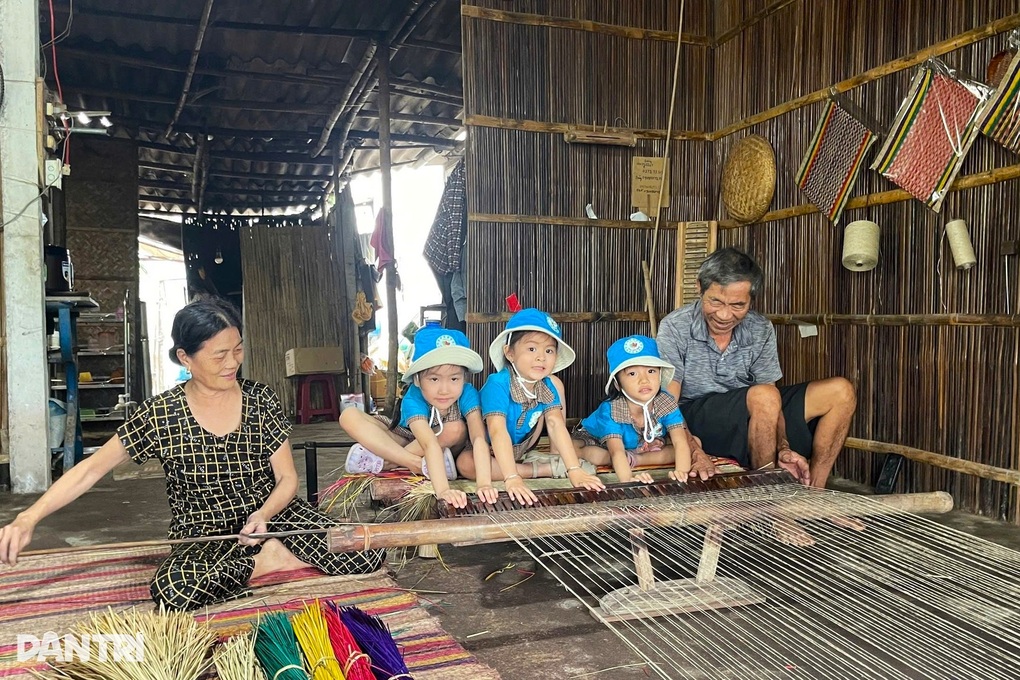 Vùng đất nổi tiếng với danh xưng 7 nghề thức giấc nhờ du lịch cộng đồng - 2